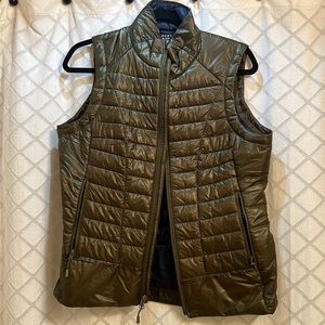 Like new Mountain Hardware puffer vest